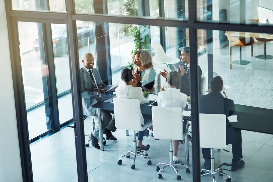 Executive interim management - Grupo de ejecutivos reunidos en sala de juntas moderna.